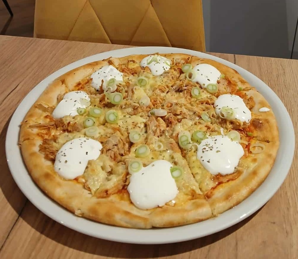 Pizza s trhaným mäsom - K&P Pizza Lendak dovoz