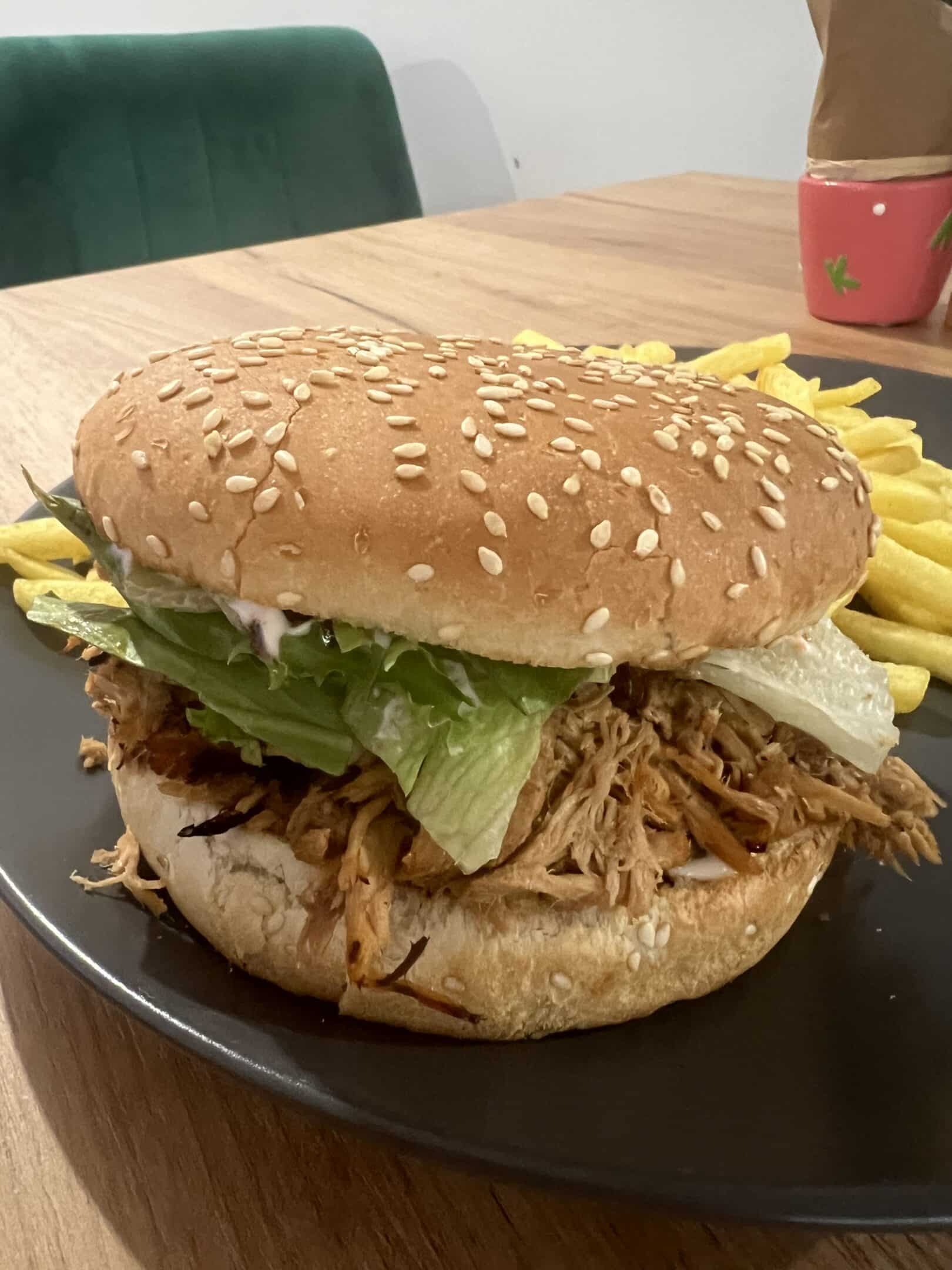 Hamburger s trhaným mäsom - K&P Pizza Lendak dovoz